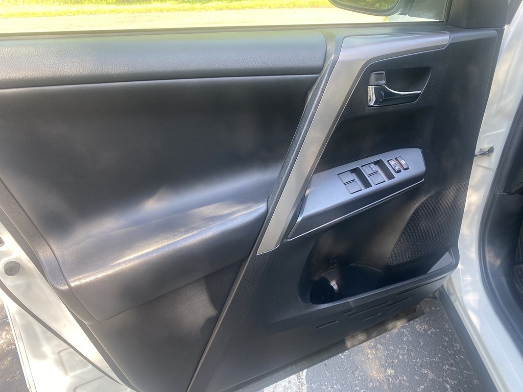 2018 Toyota RAV4 XLE - Photo 8
